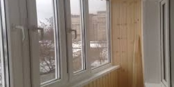 Теплое остекление балкона с обшивкой стен евровагонкой и панелями ПВХ